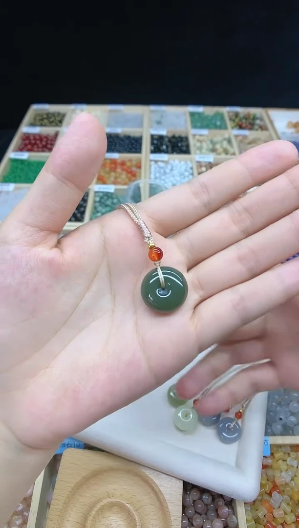 和田玉未镶嵌颈饰湖水绿吊坠