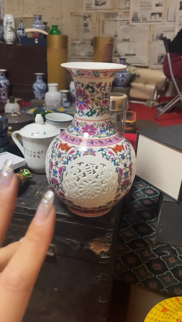 瓶粉彩镂空天球瓶