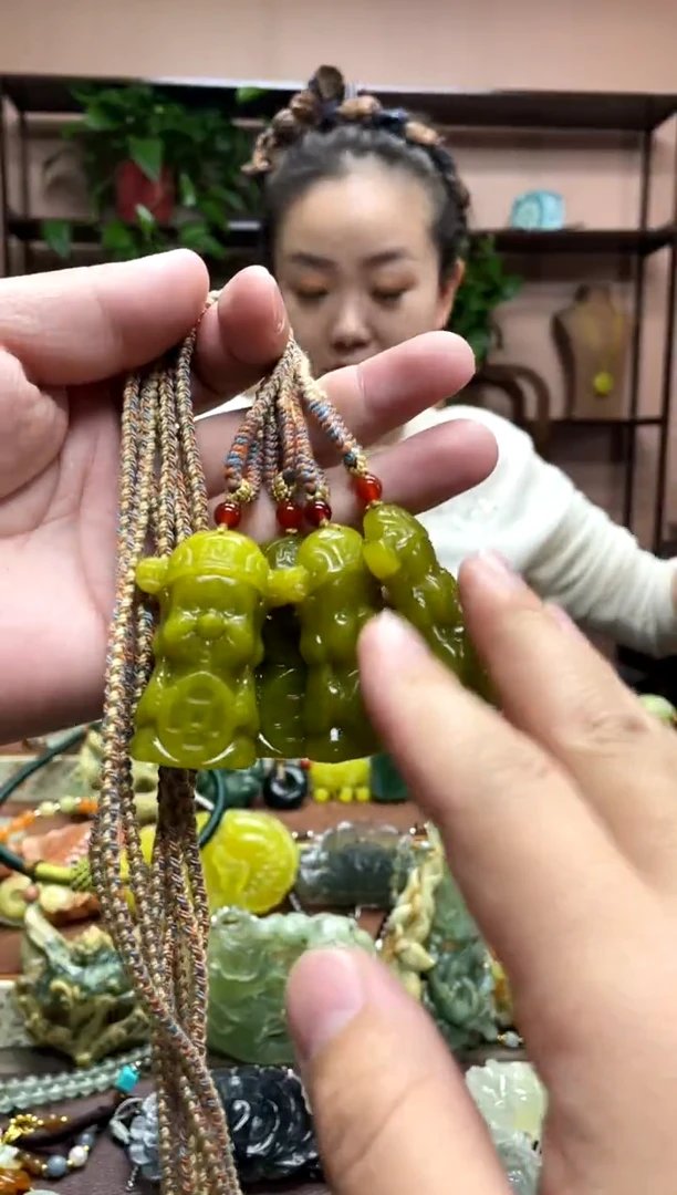 未镶嵌岫玉吊坠多样性发货发其中之一