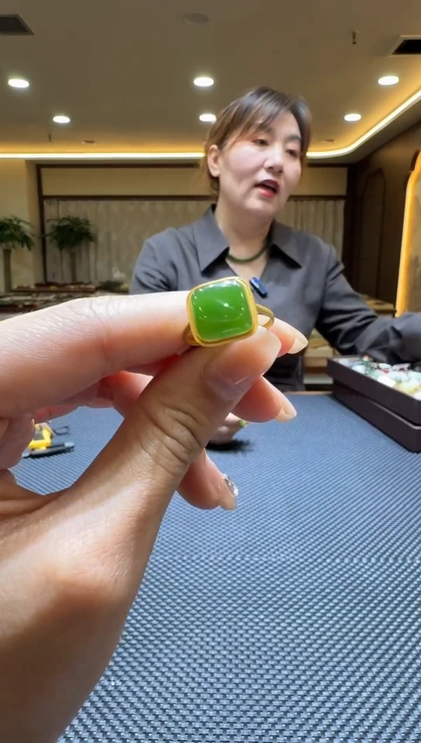 颈饰18K金镶嵌和田玉戒指