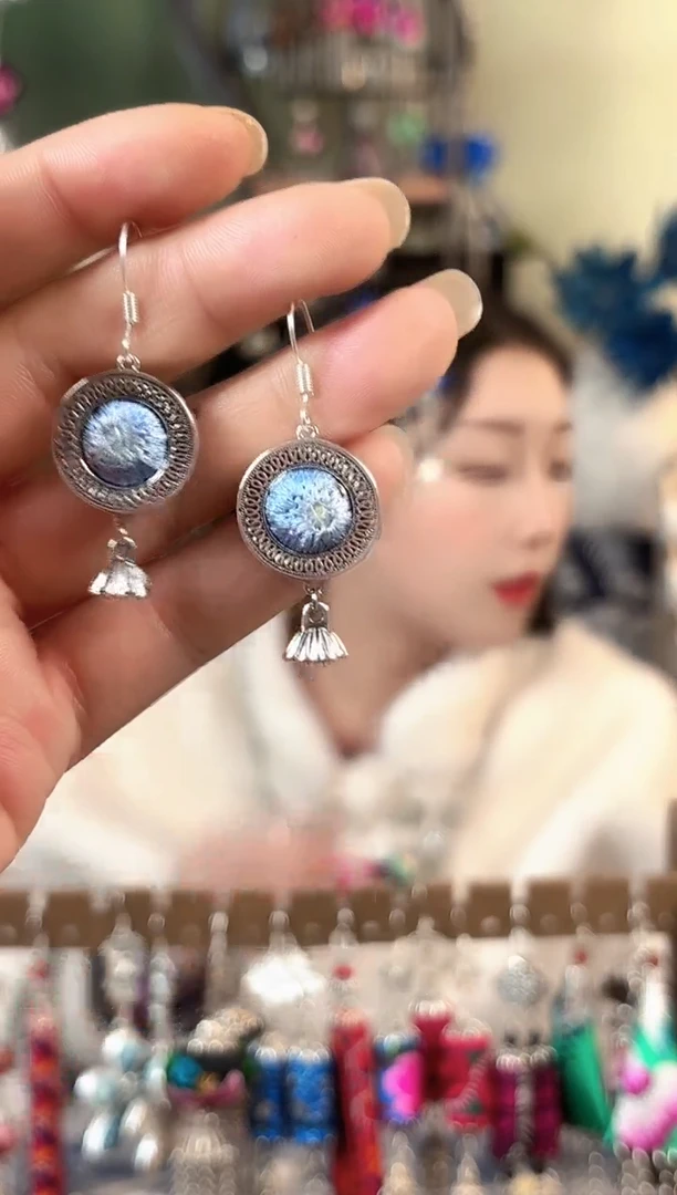 彩云南阁非遗老绣苗银饰品575