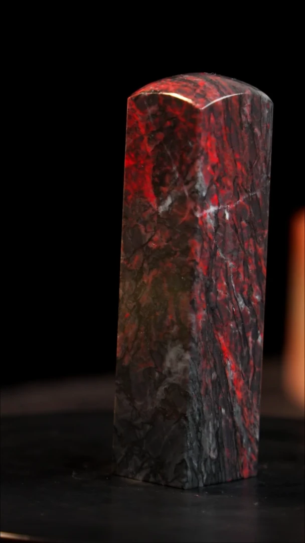 鸡血石黑牛角鸡血石