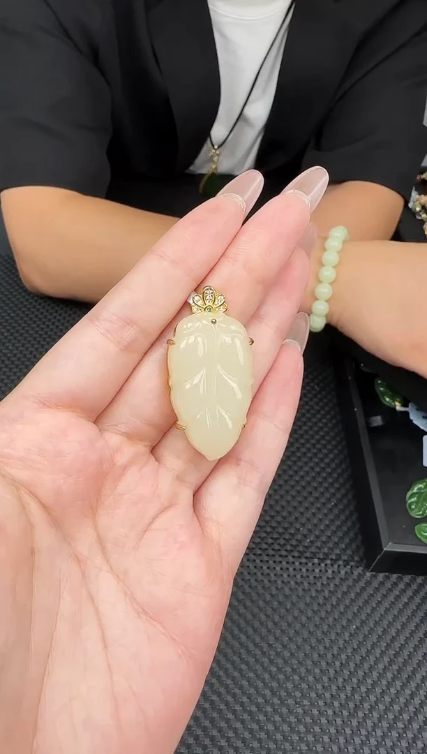 吊坠(不含链)银S925镶嵌和田玉一个，多样性发一件