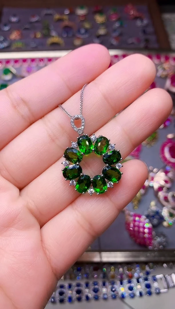 银S925镶嵌透辉石吊坠....