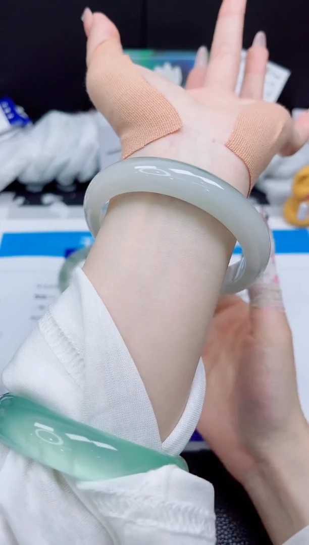 石英质玉手镯未镶嵌186-60