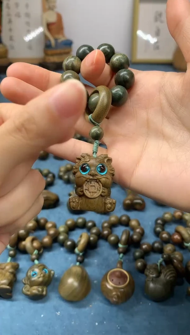 【闪购商品】维腊木（绿檀）把件吞金兽 盘玩件