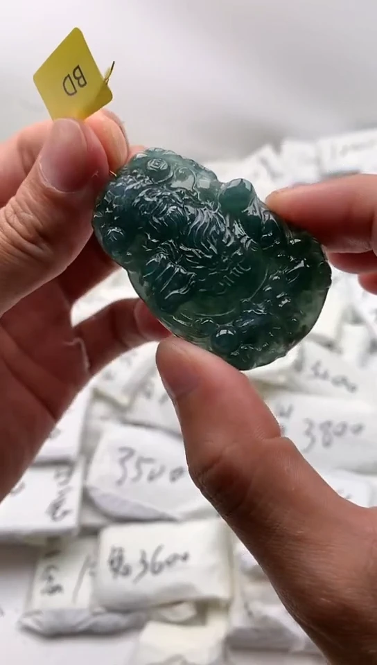 翡翠未镶嵌颈饰财神爷【品质一般介意慎拍】