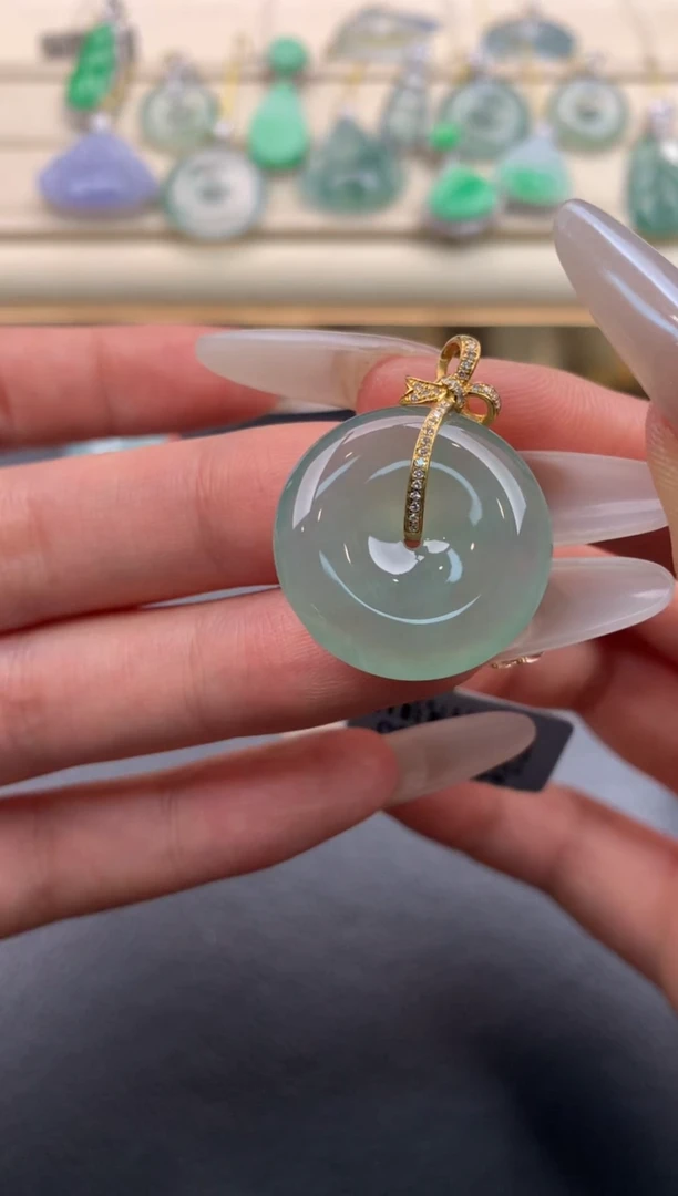 翡翠18K金镶嵌颈饰Q18