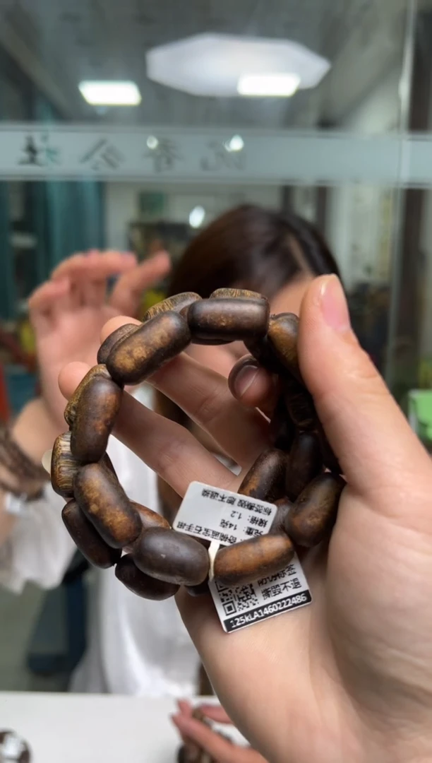 【闪购商品】沉香手串14克蓝宝石留疤手串多样性发货1条