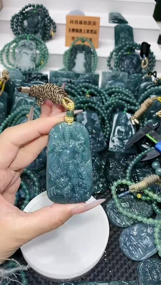 颈饰未镶嵌翡翠