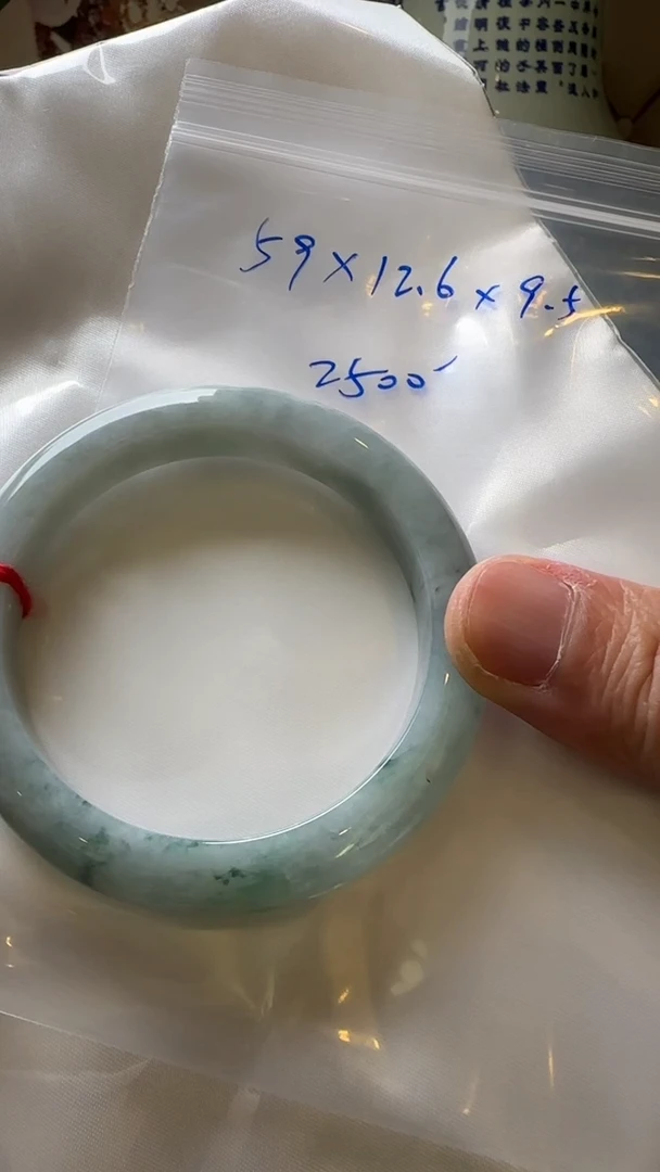 未镶嵌裸石翡翠手镯一条