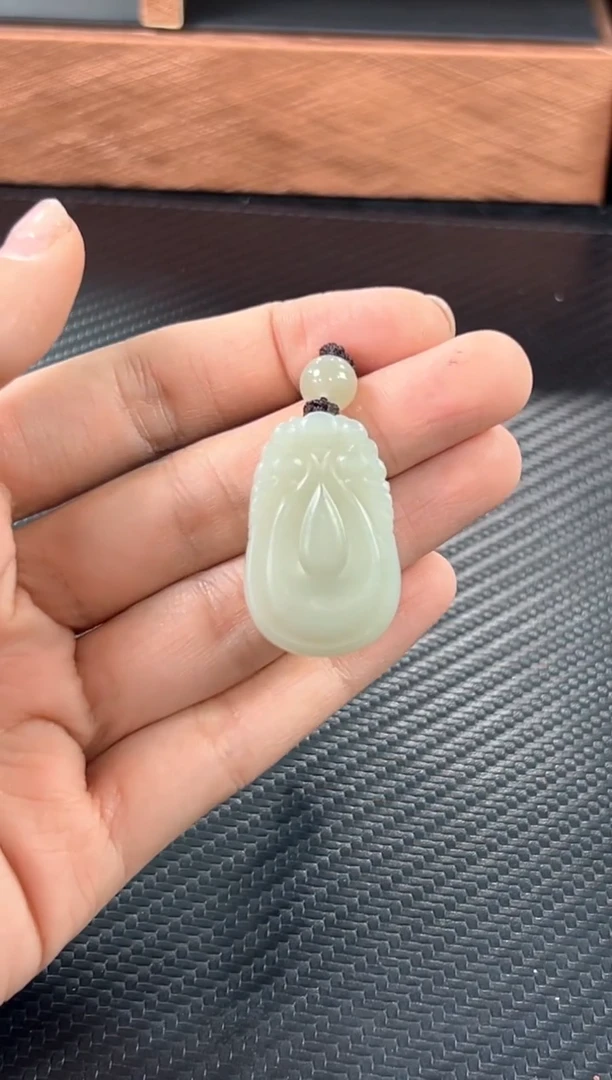 吊坠(赠链)未镶嵌和田玉且末微色差近矿