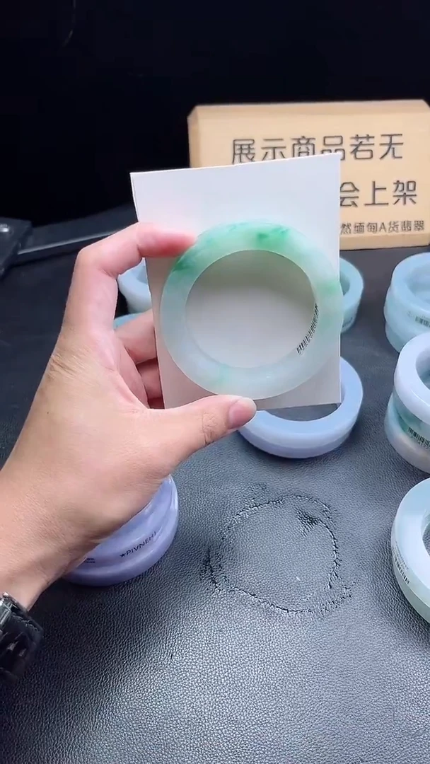 未镶嵌手镯定制翡翠春**鸢定制