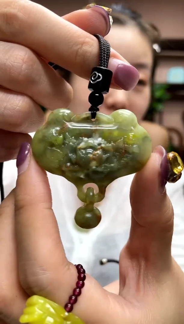 岫玉未镶嵌吊坠·