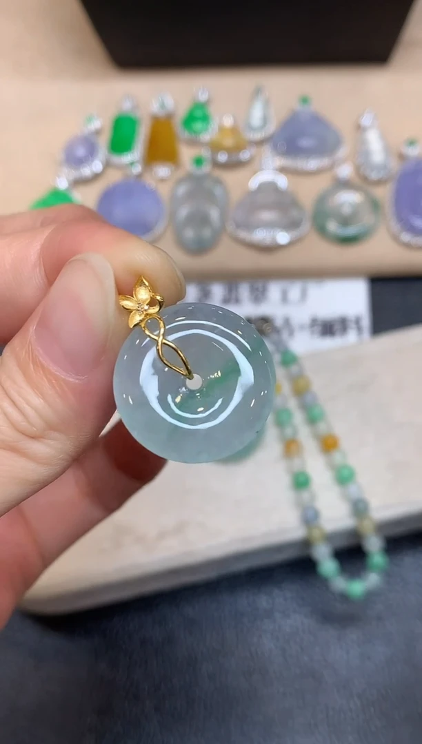 颈饰18K金镶嵌翡翠平安扣【无服务费