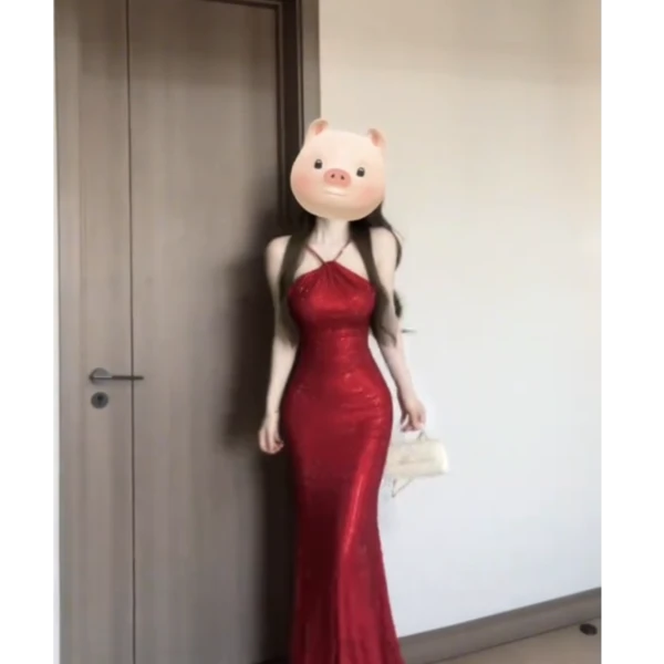 法式名媛气质挂脖连衣裙女纯欲风高端宴会露肩包臀礼服裙子