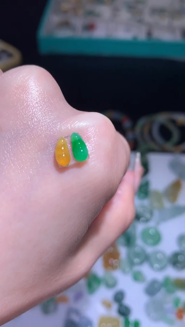 未镶嵌定制翡翠一对豆子