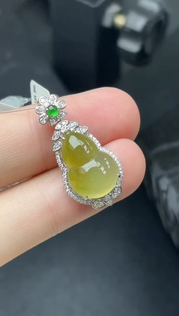 18K金镶嵌挂件翡翠葫芦