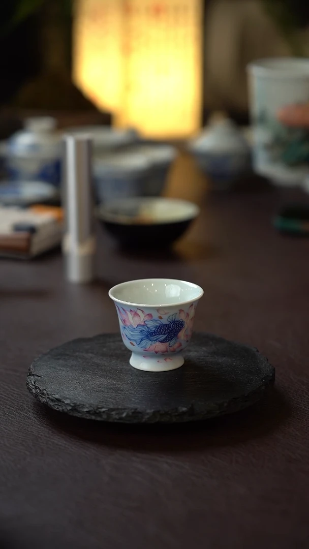 景德镇全手工手绘斗彩青花鱼藻纹小主人杯