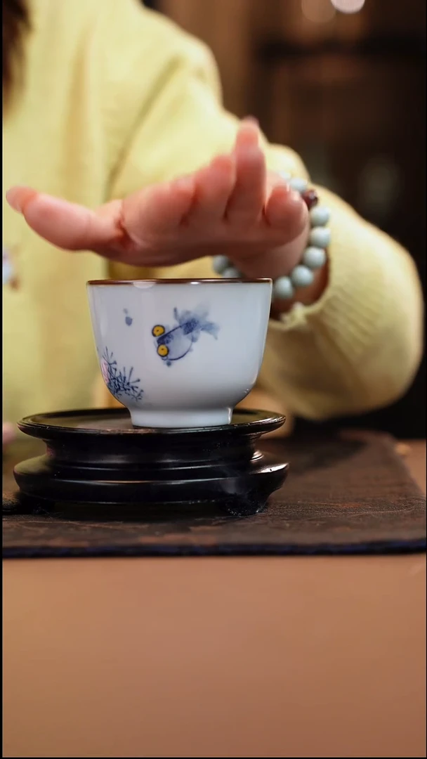 福利价 气窑 月影白鲑鱼手握杯 惜缘底款