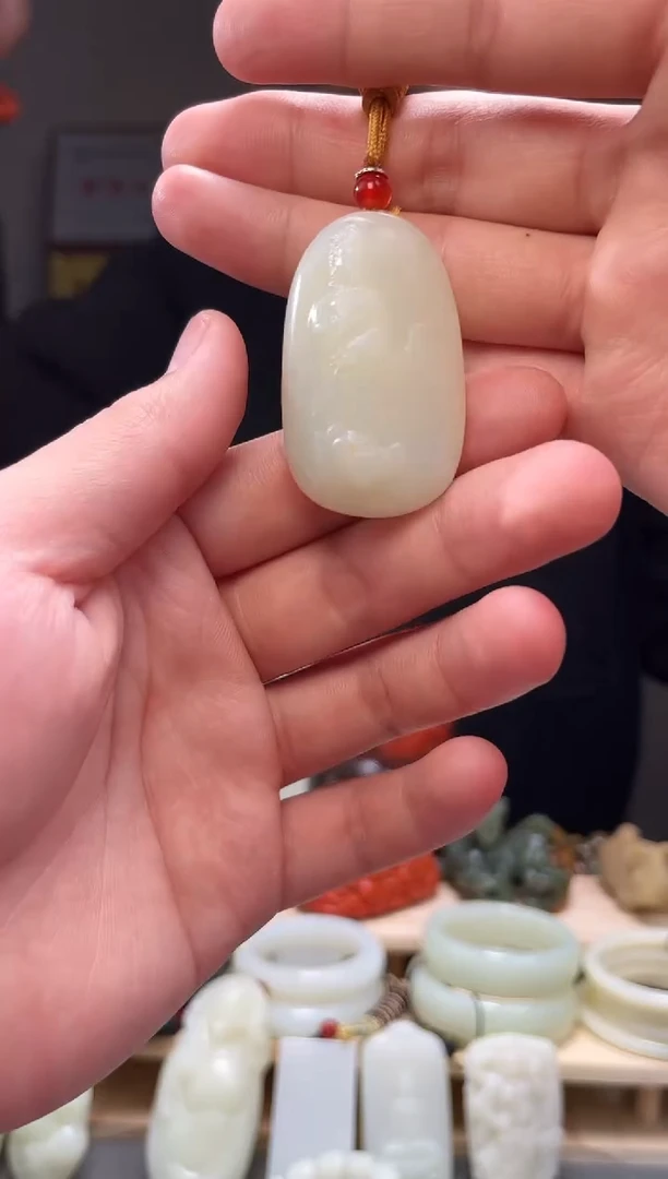 颈饰未镶嵌和田玉吊坠