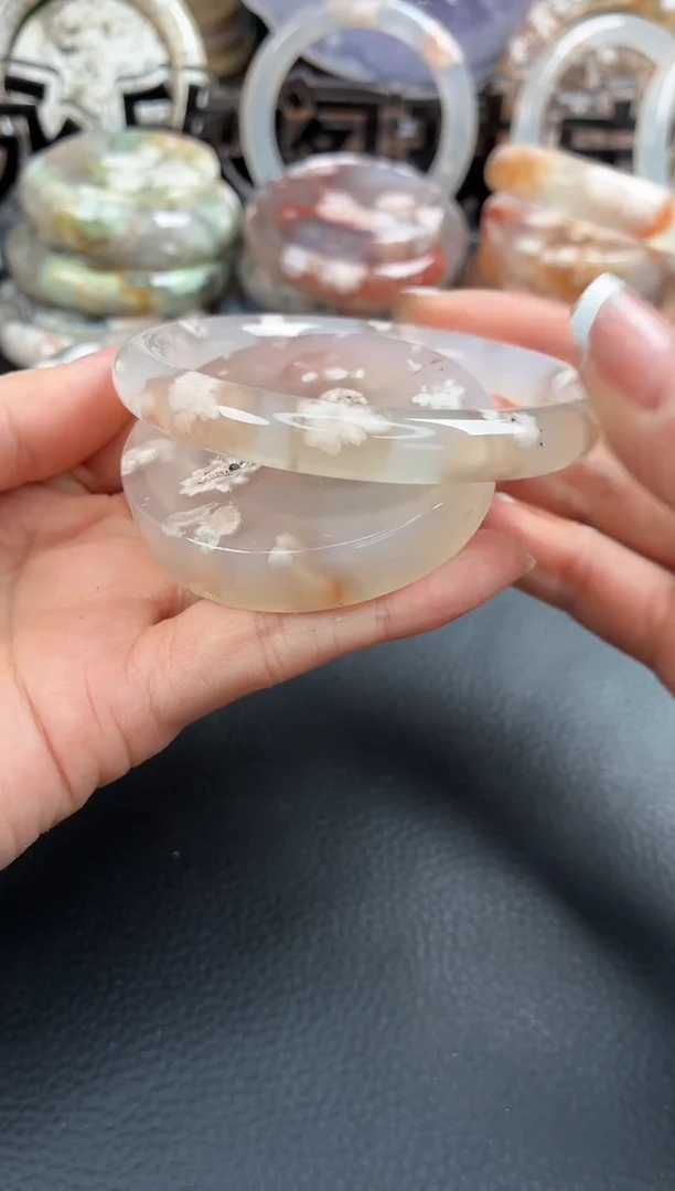 未镶嵌手镯（圆镯）石英质玉58