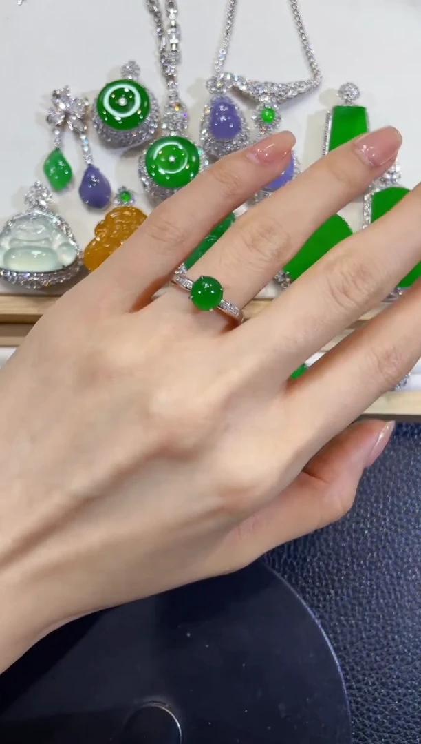 颈饰18K金镶嵌翡翠团购3