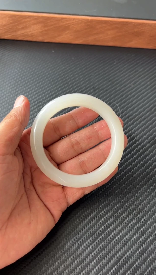 和田玉手镯未镶嵌黑山微色差59+M