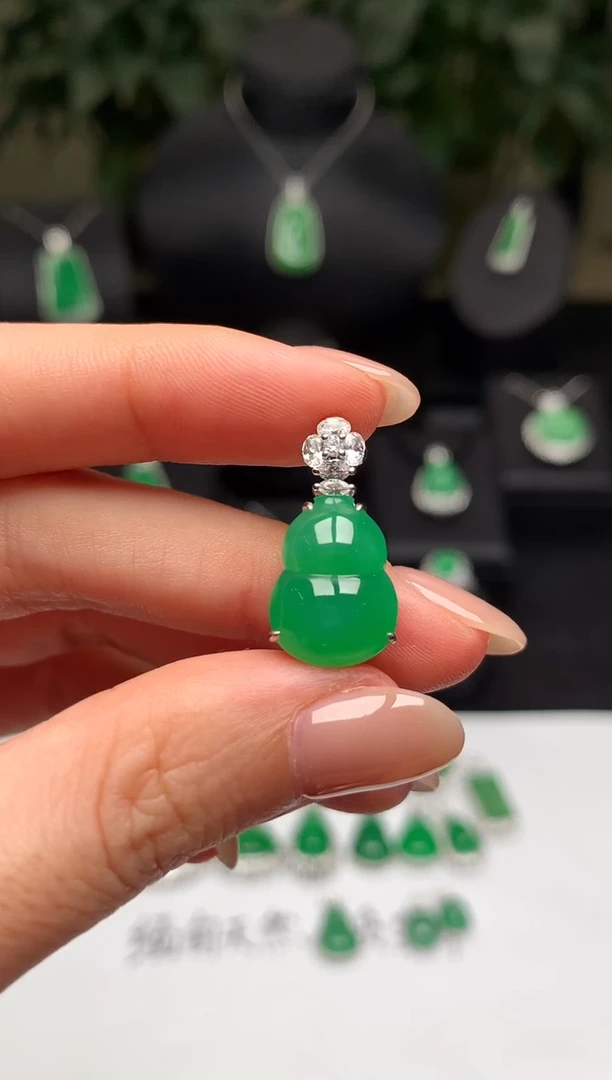 颈饰18K金镶嵌翡翠葫芦
