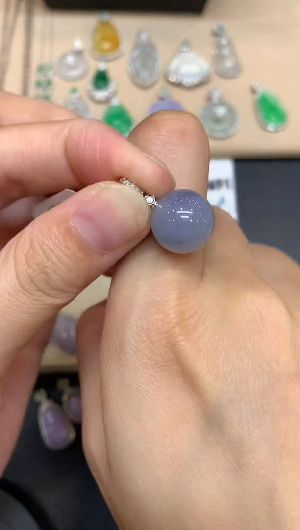 颈饰18K金镶嵌翡翠珠子【无服务费