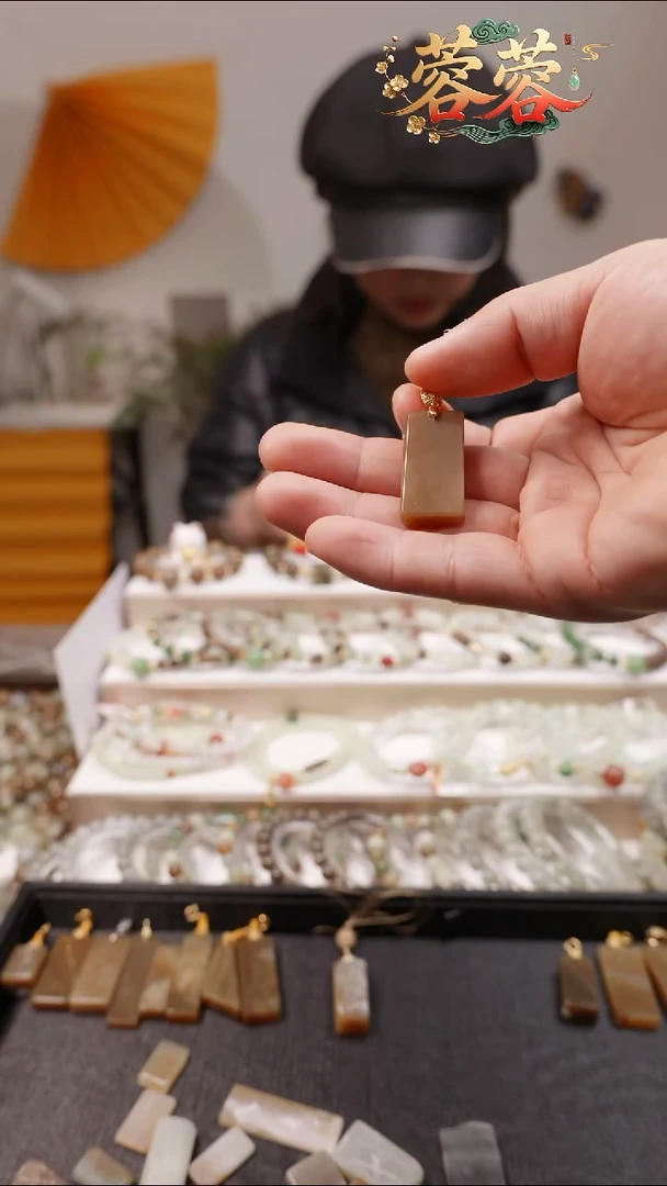 颈饰未镶嵌和田玉（糖玉）小吊坠99