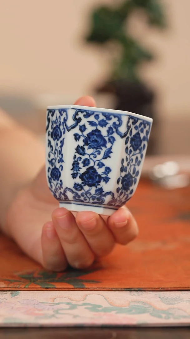 松风馆藏缠枝花卉六方杯