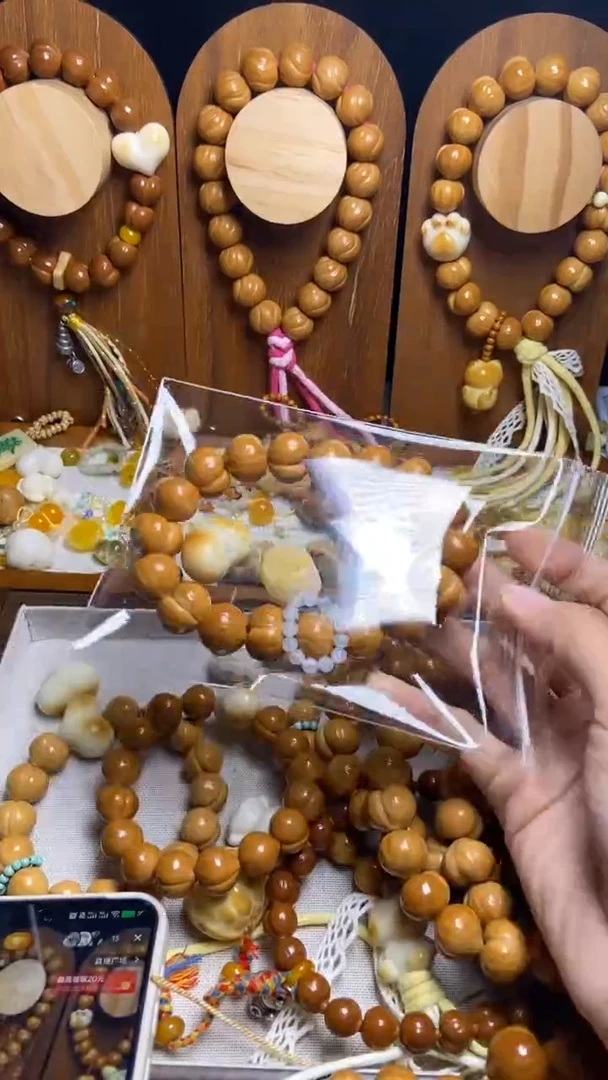 手串猴头核桃银***队全品聚宝盆爱心翠绿跑环小鱼吊坠（白跑环）