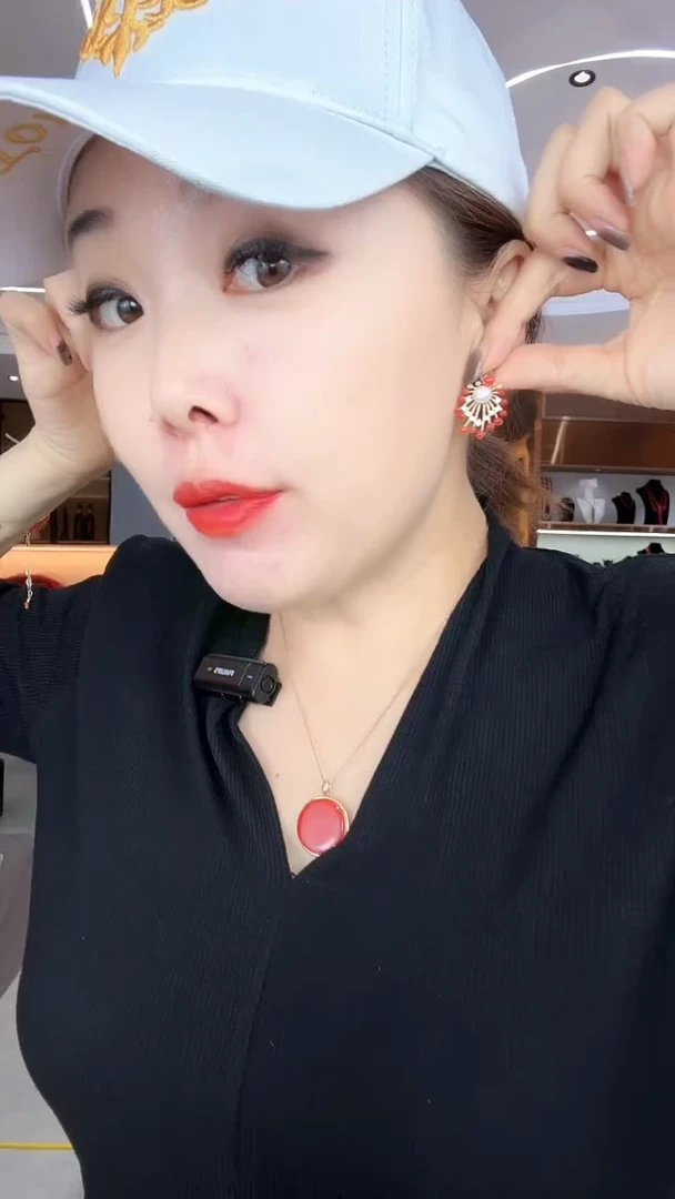 孔雀般的中国红耳钉
