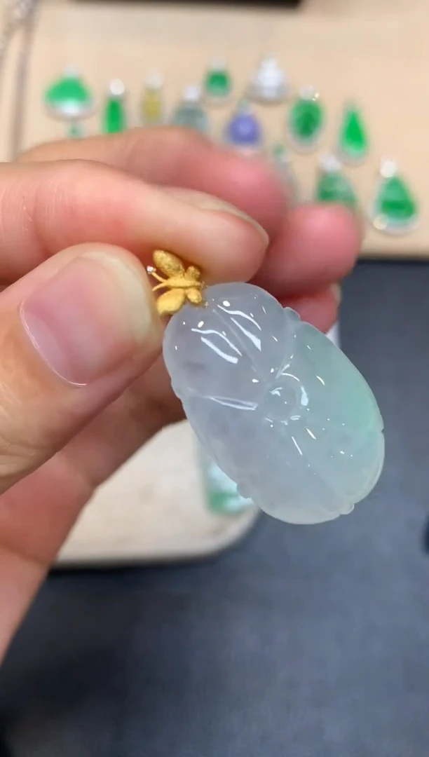 颈饰18K金镶嵌翡翠荷叶【无服务费