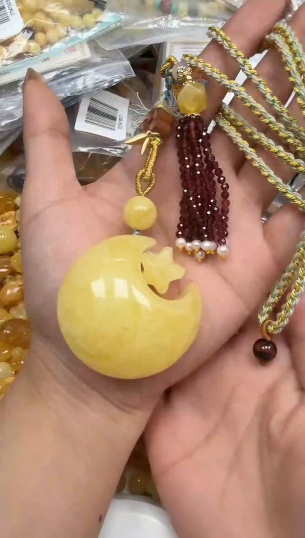 未镶嵌琥珀裸石如图