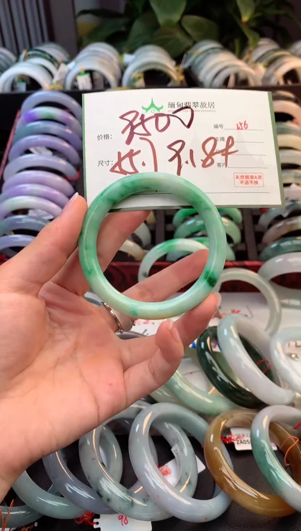 未镶嵌定制翡翠毛货需精细抛光+多人
