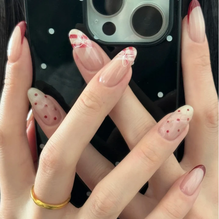 红色法式波点穿戴甲高级感美甲简约蝴蝶结高级富贵气质美甲氛围