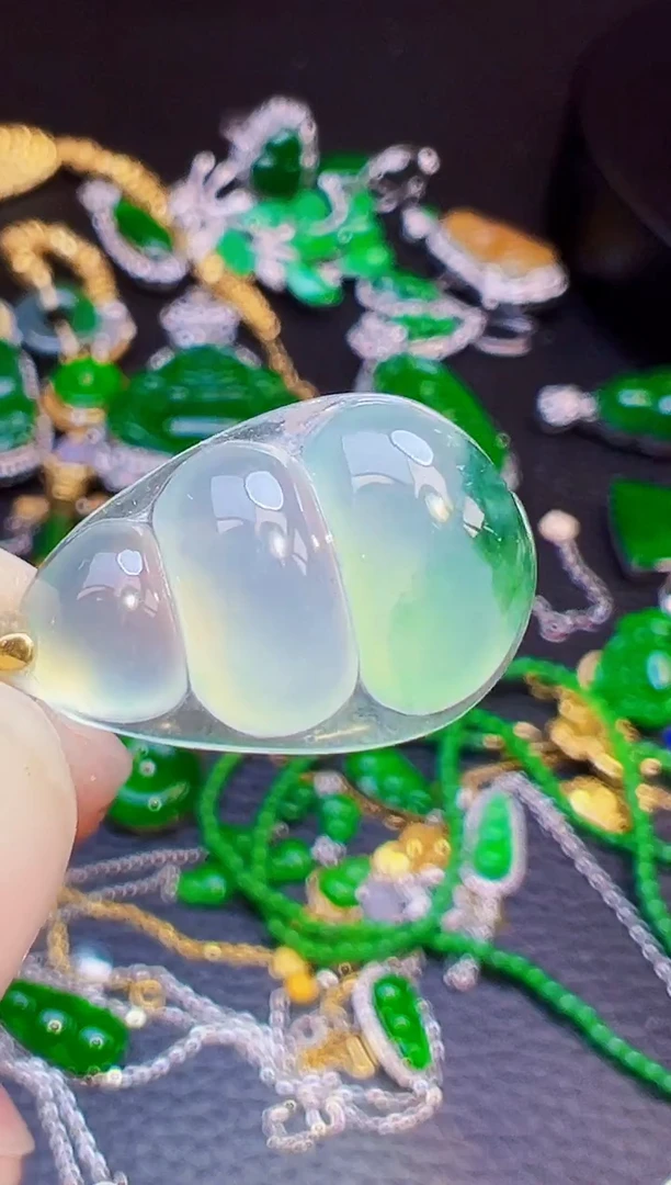 颈饰18K金镶嵌翡翠阳**宝翡翠