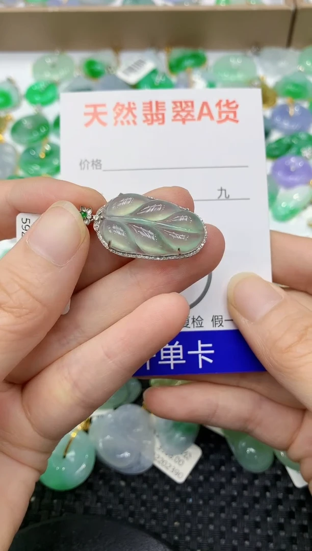 翡翠18K金镶嵌颈饰111111111