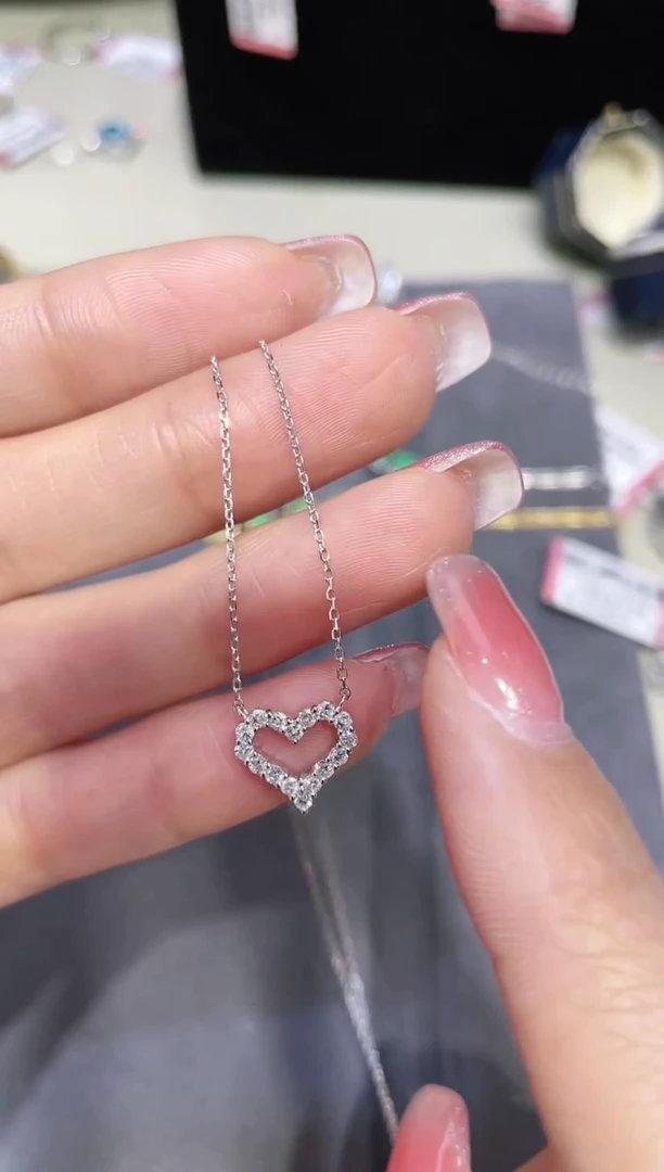 18K金镶嵌钻石项链爱心款