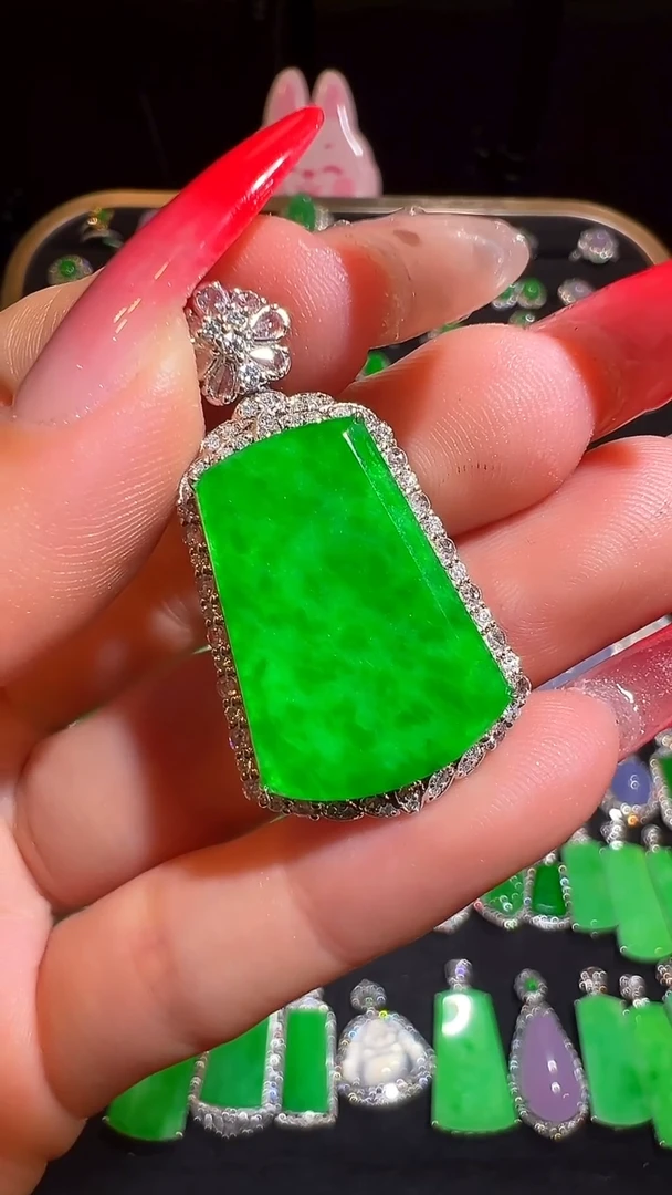 18K金镶嵌挂件翡翠吊坠