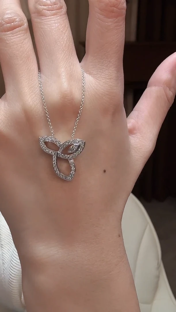 铂Pt950镶嵌颈饰实验室培育钻石满钻三叶花马眼项链