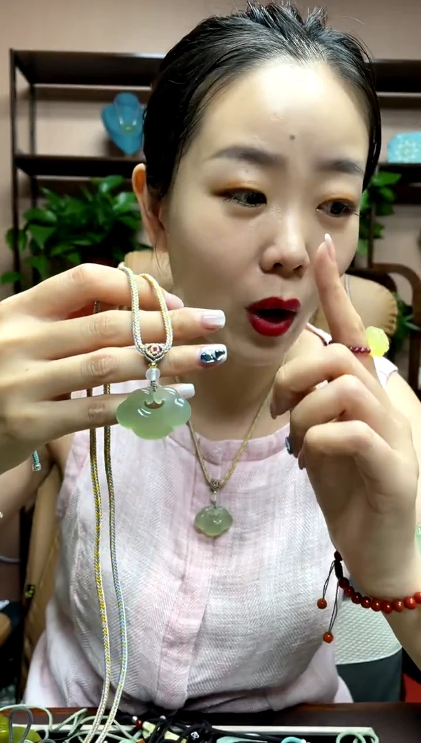 岫玉未镶嵌吊坠多样性发货发其中之一