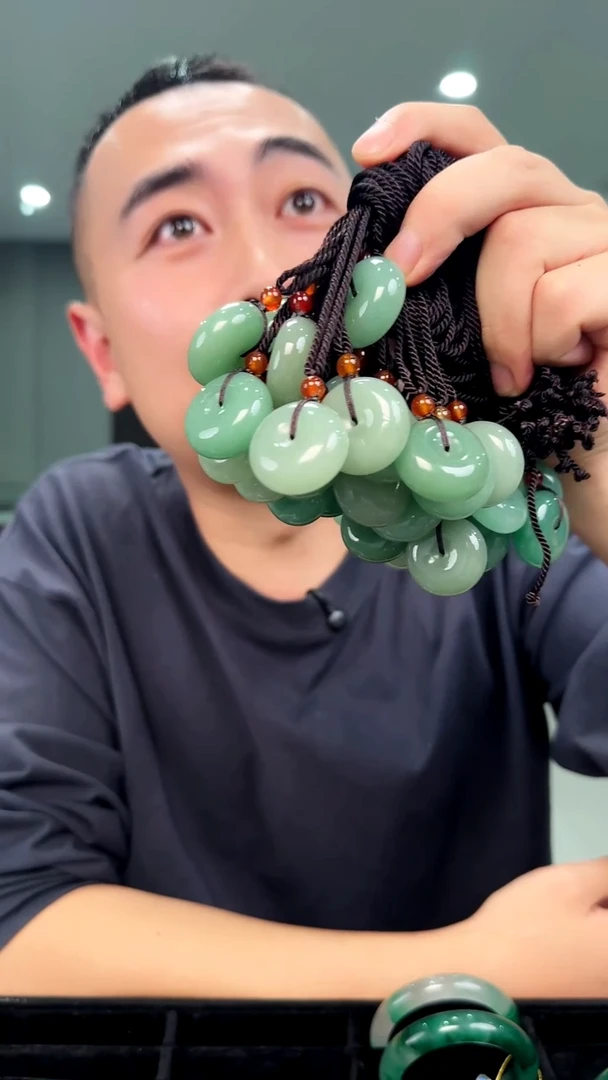 颈饰未镶嵌石英质玉巧?平安扣