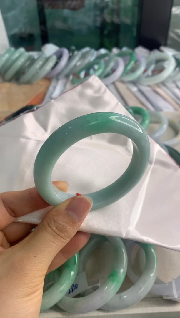翡翠手镯未镶嵌57+果绿带辣绿
