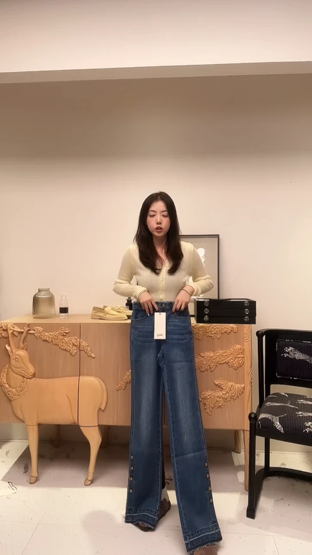 经典水洗蓝金扣牛仔裤