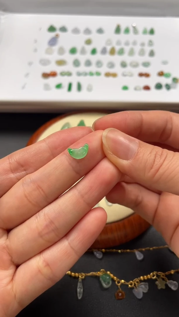 吊坠(不含链)18K金镶嵌翡翠一个JK682