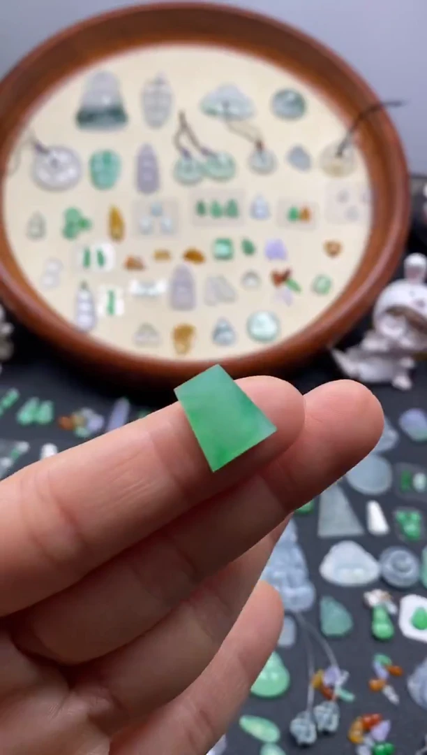 颈饰未镶嵌翡翠果緑无事牌/芬