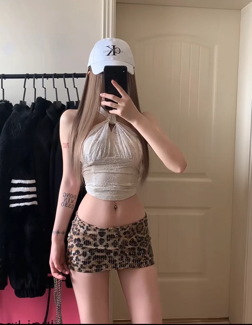 夏季新款性感辣妹风修身白色挂脖上衣+豹纹包臀半身裙女高级穿搭
